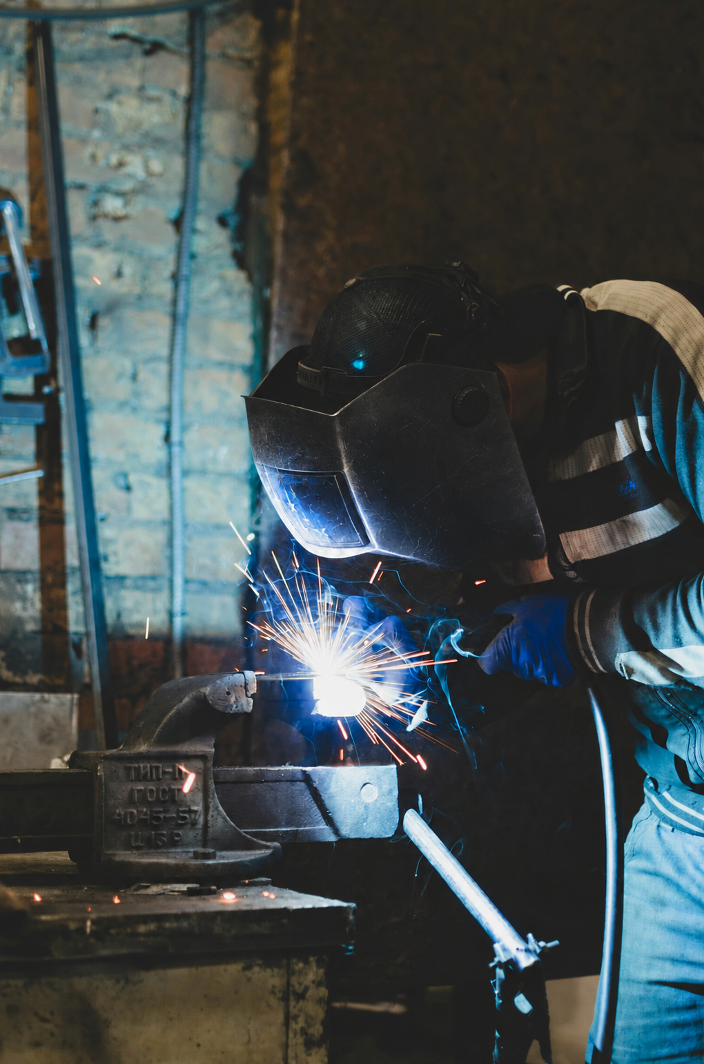 Trabajo de soldadura industrial con equipo de protección